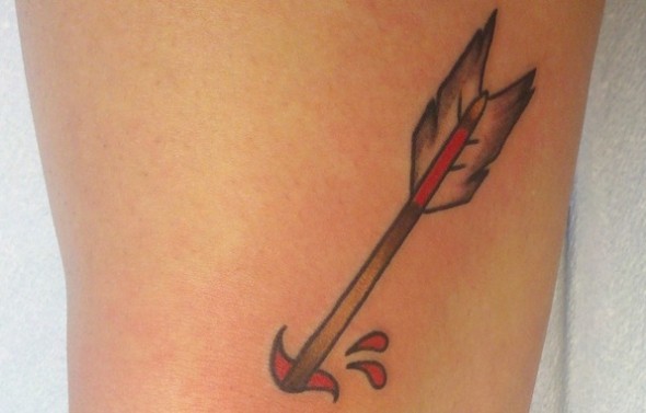 Arrow in the knee tetoválás