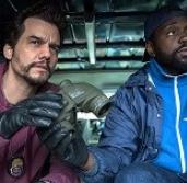 A Narcos sztárja nagyon rossz házat akar kirabolni a Dope Thief előzetesében