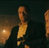 Jean-Claude Van Damme 63 évesen is kíméletlenül osztja a pofonokat