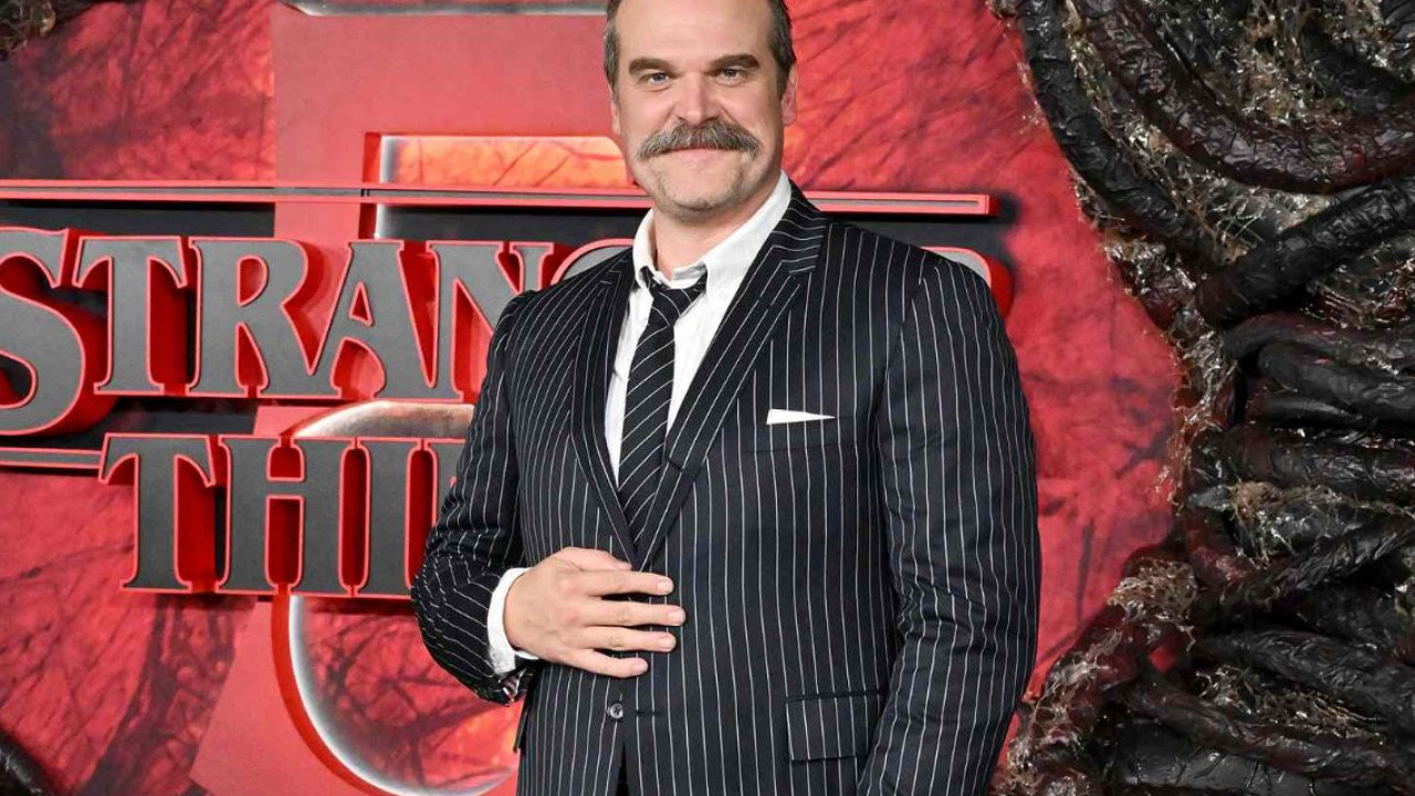 David Harbour mint Jim Hopper 