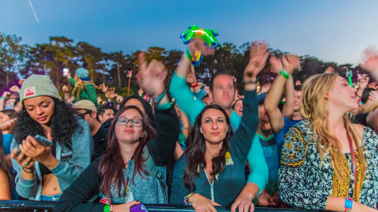 Valódi emberek szórakoznak egy fesztiválon, vagy csak egy AI képzeli el így a fesztiválozó embereket?