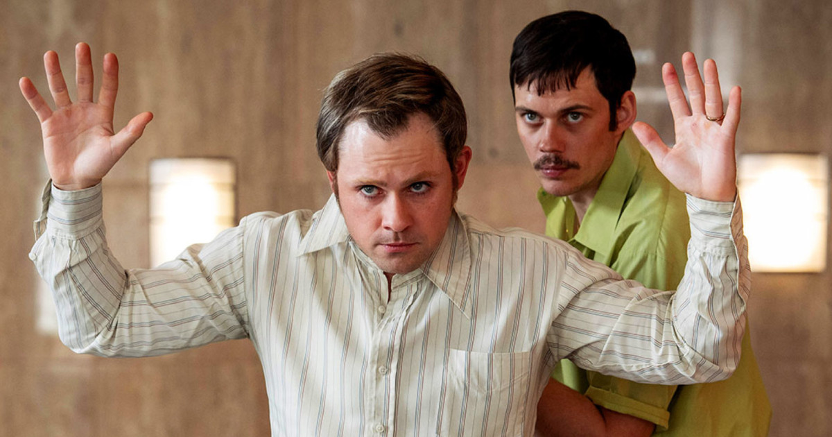 Bill Skarsgårdnak tele van a töke a bankokkal a Dead Man’s Wire első előzetesében 