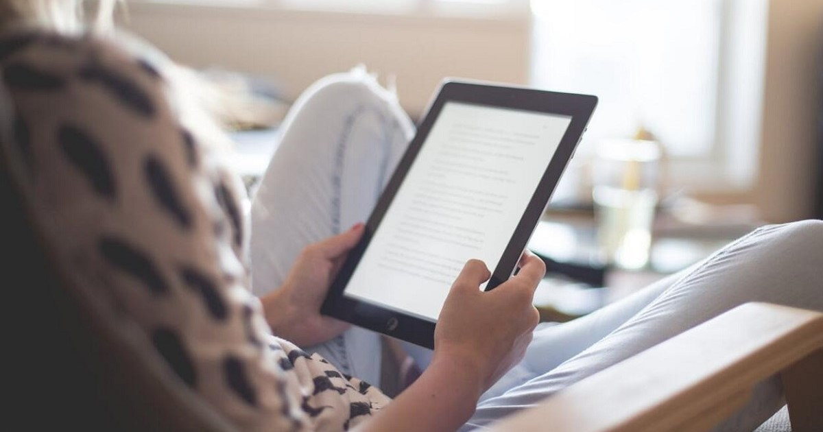 Olvasás a digitális korban: szerelmes regények újragondolva