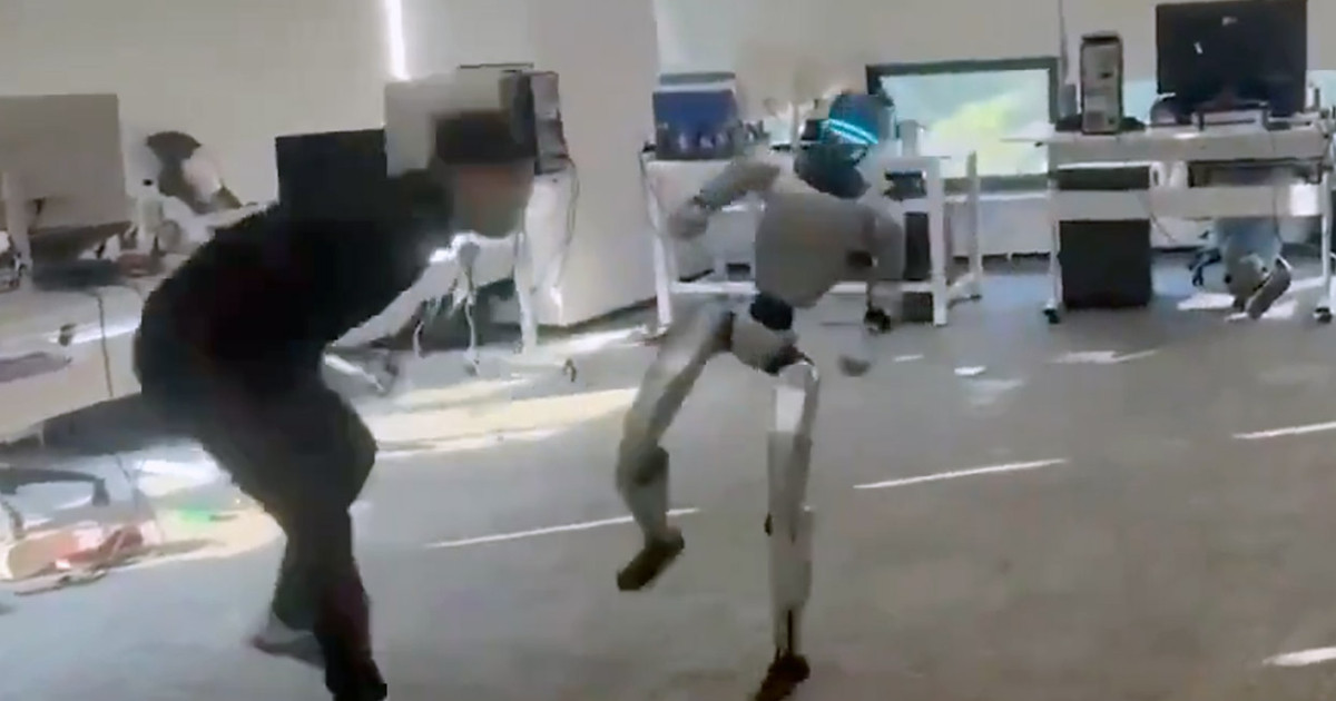 Videón, ahogy tökön rúgja a tesztelőjét egy Unitree-robot 