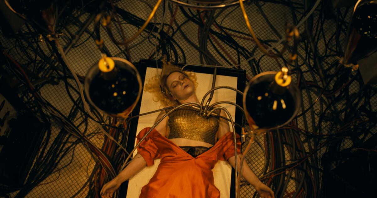 A The Bride! új előzetesében Maggie Gyllenhaal punk-rock szörnye szolgáltat igazságot 