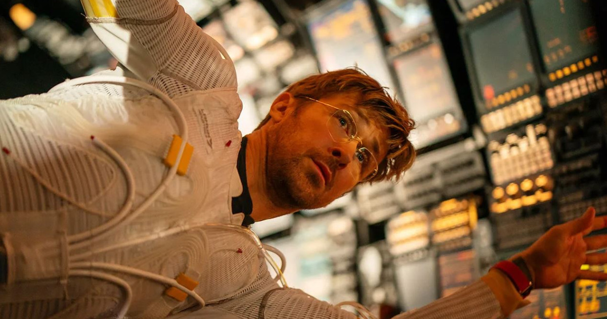 Ryan Gosling összebratyizik egy űrlénnyel, és ez a kritikusoknak roppant mód bejön 