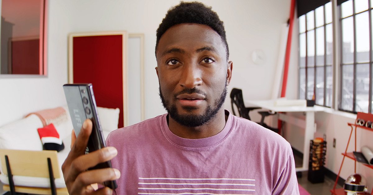 Az LG nem akarta, hogy elfáradjunk a telefon hajlítgatásában, megoldotta