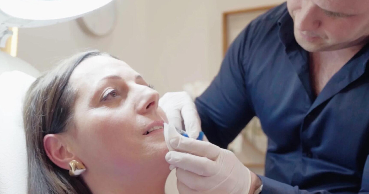 Fiatalos arckifejezés modern technológiával