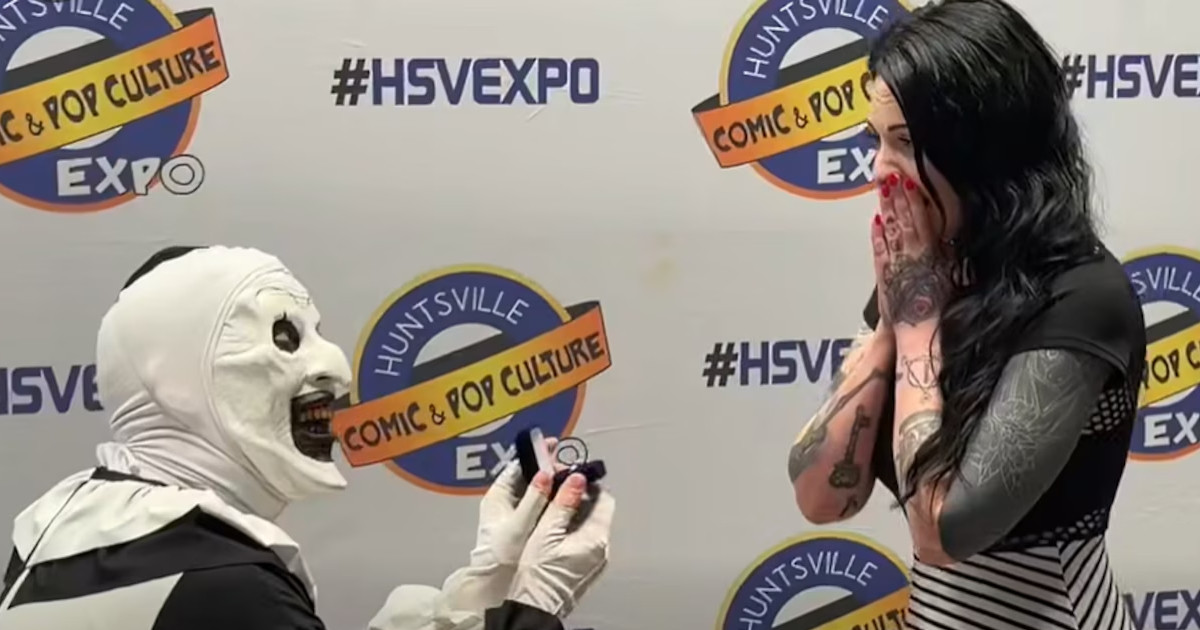 Hát lehet erre nemet mondani? A Terrifier sztárja a „munkaruhájában” kérte meg a barátnője kezét 