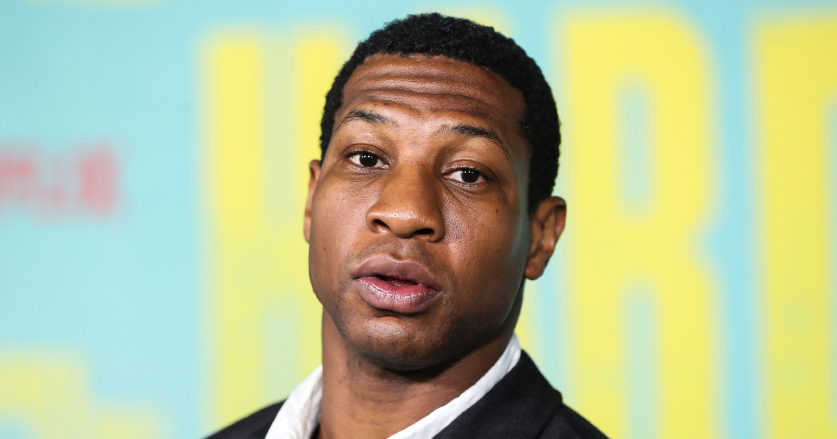 Videón, ahogy Jonathan Majors kizuhan egy ablakon forgatás közben