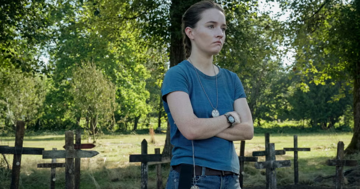 Abby gépfegyverrel rohangál a The Last of Us harmadik évadának új forgatási videójában 