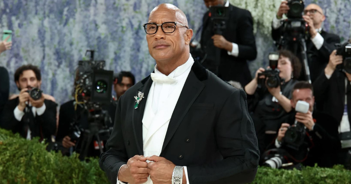 Dwayne Johnson szoknyában ment a Met-gálára, mert a „legférfiasabb férfiak szoknyát viselnek a polinéz kultúrában”