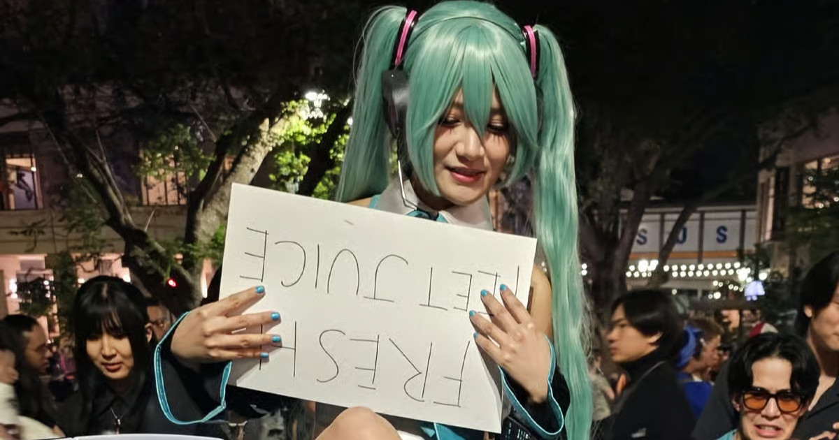 Szomjas anime-rajongók tömege vette meg a cosplayer lábvizét Kaliforniában