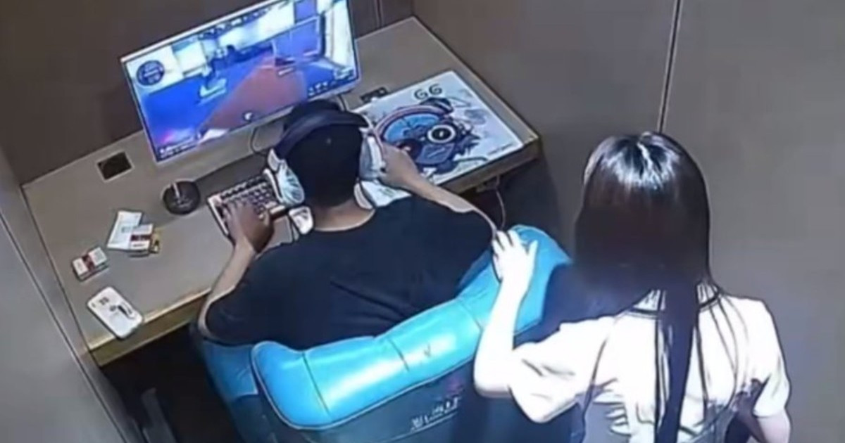 A nap hőse a kínai gamer, aki akkor sem hagyta abba a játékot, amikor véletlenül forró italt öntöttek rá