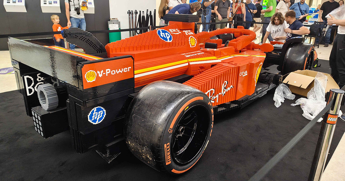 Tavaly Hamilton és LeClerc ültek benne, most az Alza kiállítótermében áll az életnagyságú LEGO Ferrari F1 autó