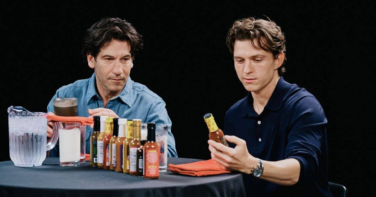 Tom Holland élőben hányt a Hot Ones-ban, legyőzték a csípős csirkeszárnyak