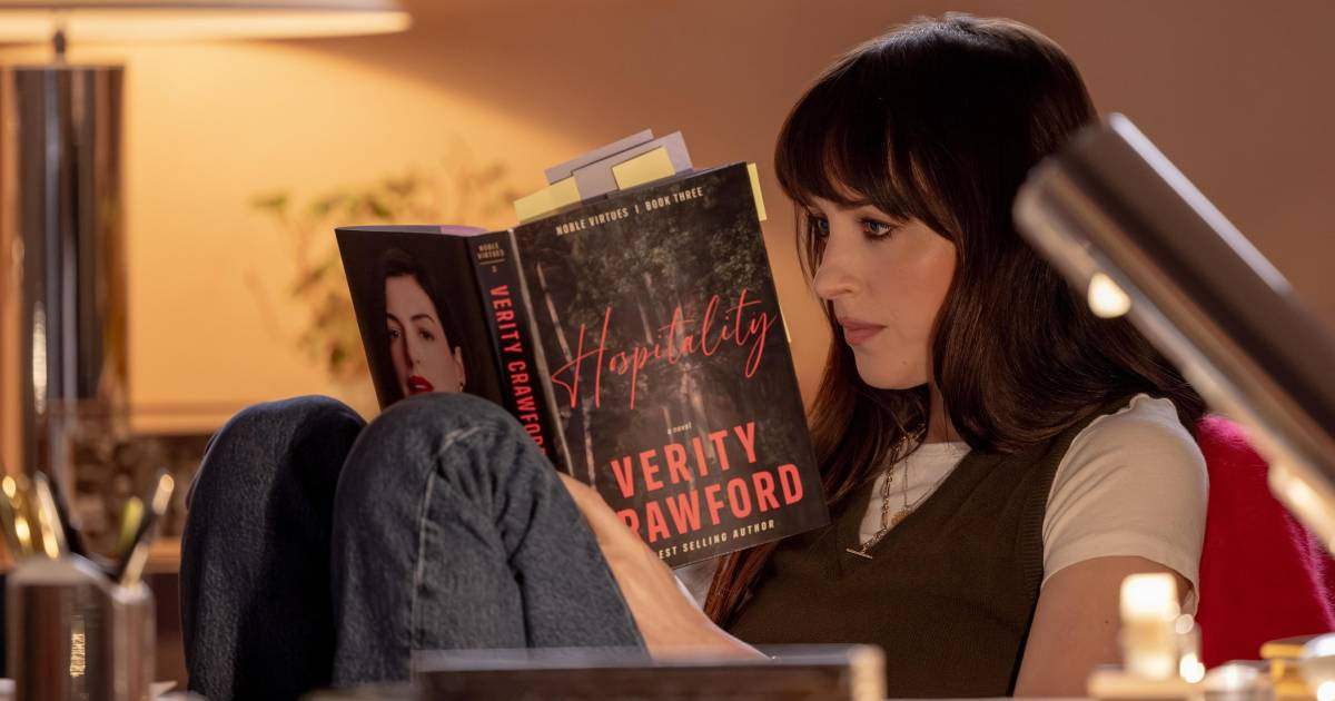 Anne Hathaway és Dakota Johnson egymás idegeivel játszik a Verity új, hidegrázós előzetesében 