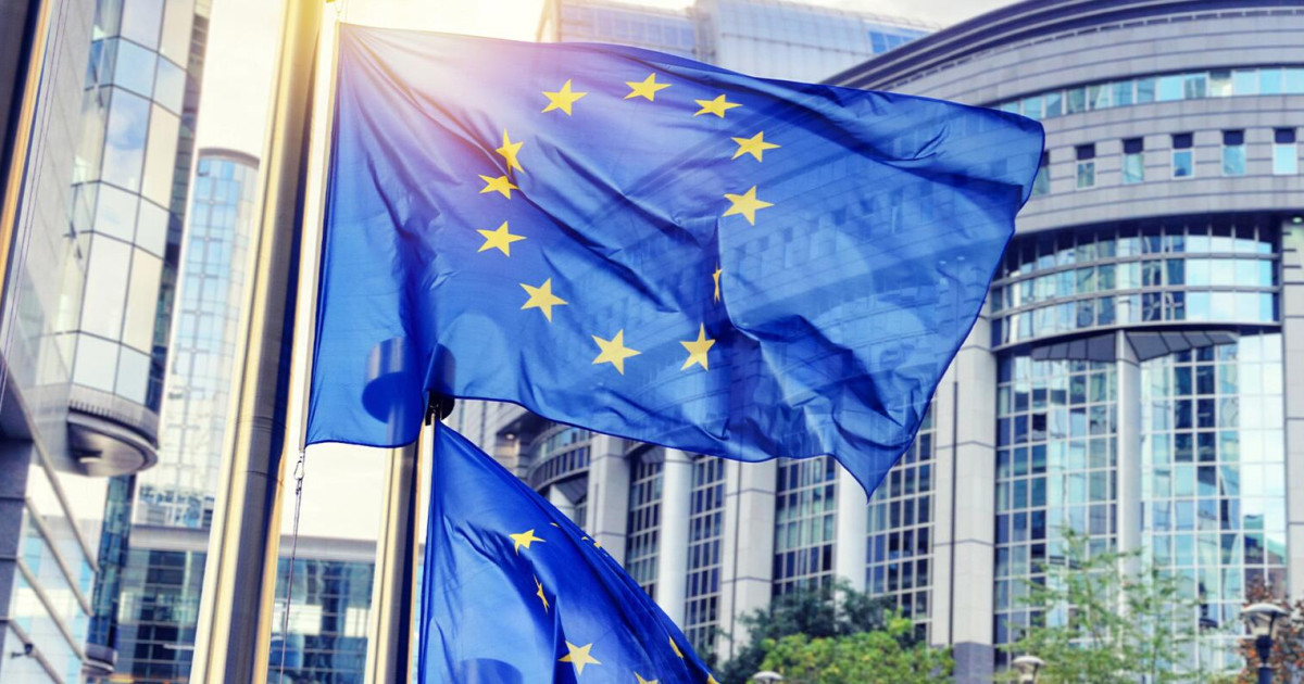 Egyre nehezebben hihetünk a szemünknek az interneten, ezért színre lépett az EU