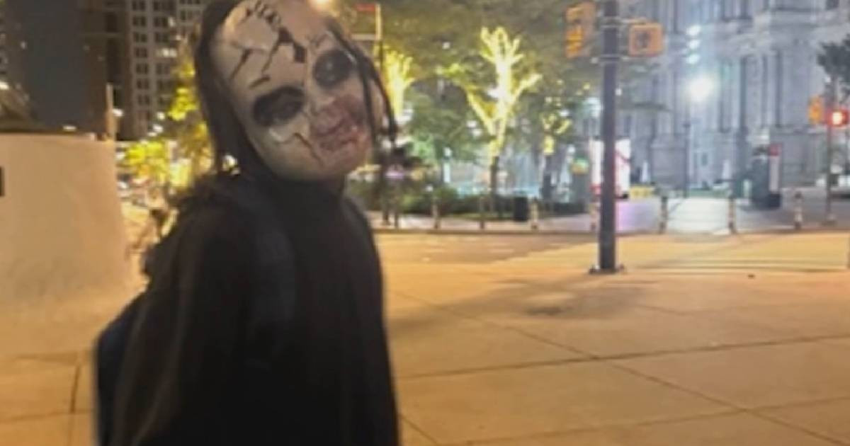 „Kész vagy meghalni?” – Chucky-maszkos férfi ijesztgeti az embereket Philadelphiában