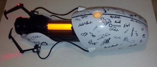 Portal Gun replika a jótékonyság jegyében Portal Gun replika a jótékonyság jegyében
