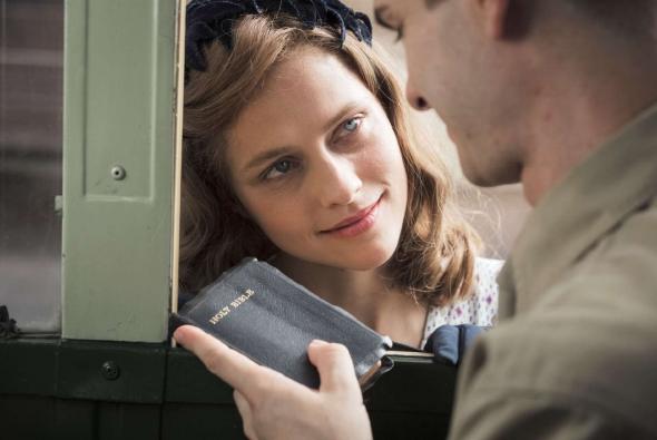 andrew-garfield-teresa-palmer-hacksaw-ridge.jpg