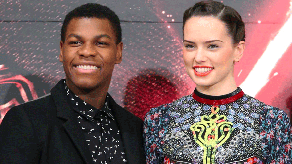 John Boyega és Daisy Ridley