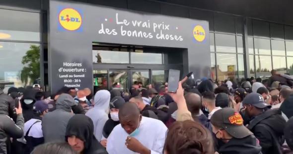 konnygazzal-oszlattak-a-tomeget-egy-francia-lidl-elott-a-95-eurora-akciozott-ps4-miatt.jpg